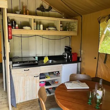 Luxury tent Ff Uutbloazen